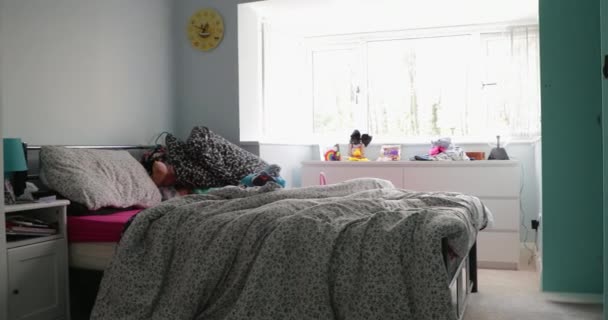 Una Toma Dormitorio Vacío Son Juguetes Los Estantes Cama Dejado — Vídeo de stock