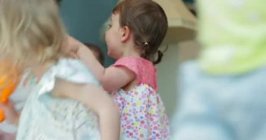 İki arkadaş birbirinizle onların yenidoğan besleme ve onların küçük çocuklar ile oyun sırasında konuşmak.
