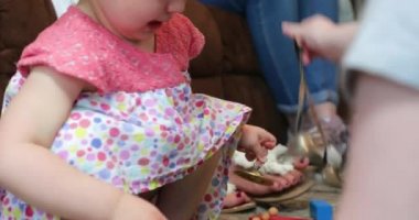 Müzik aletleri ile oynarken küçük kızlar.