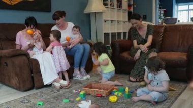 Orta-yetişkin çocukları birlikte oyuncakları ile oynarken konuşuyor.