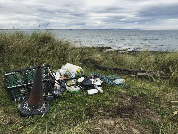 Sebuah Pemandangan Luas Dari Garis Pantai Yang Tercemar Setumpuk Sampah — Stok Foto