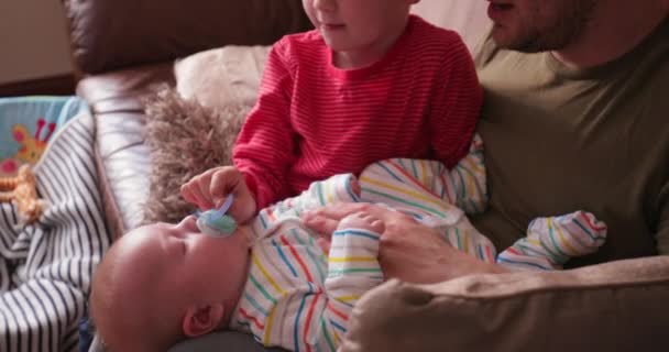 Halverwege Volwassene Vader Zit Bank Met Babyjongen Zijn Benen Zijn — Stockvideo