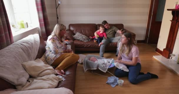 Oma Haar Kleinzoon Bijeen Voor Eerste Keer Inhalen Met Familie — Stockvideo