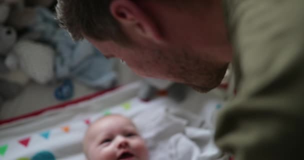 Pappa Slingrande Sin Nyfödda Baby Pojke Samtidigt Underhållande Honom Alltför — Stockvideo