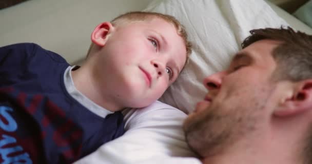 Jongetje Knuffelen Met Zijn Vader Bed Praten Iets Interessants Voordat — Stockvideo