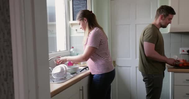 Mamãe Papai Cozinha Preparando Almoço Juntos Uma Enxaguar Comida Debaixo — Vídeo de Stock