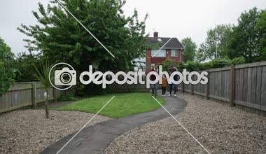 Aile bahçesine doğru yürüyor. Küçük çocuk kadar havada kollarını tarafından salladı.