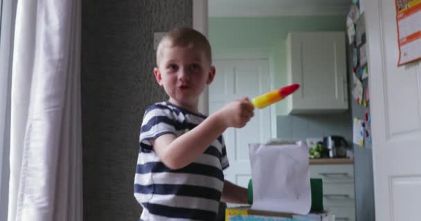 Niño Usando Imaginación Jugando Casa Está Usando Una Paleta Hielo — Vídeos de Stock