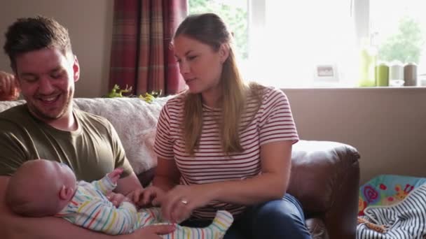 Rodina Strávil Nějaký Čas Spolu Sedí Gauči Drží Jejich Novorozence — Stock video