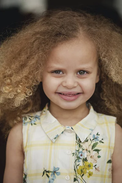 Retrato Uma Menina Olhando Para Câmera Sorrindo — Fotografia de Stock