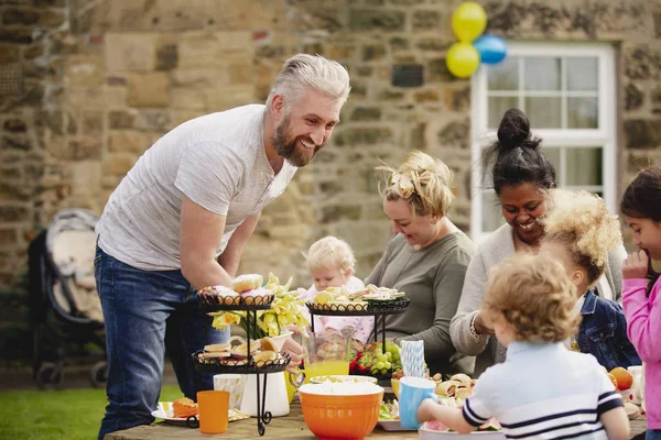 Group Parents Children Sitting Outdoors Enjoying Easter Garden Party Enjoying — Stock Photo, Image