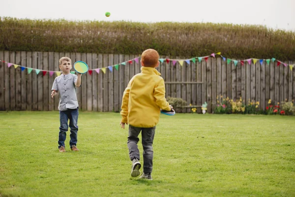 Двоє Молодих Хлопчиків Грають Вулиці Саду Вони Кидають Тенісний Один — стокове фото
