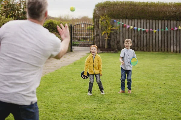 Rear View Mid Adult Father Throwing Tennis Ball His Son — Stock Photo, Image