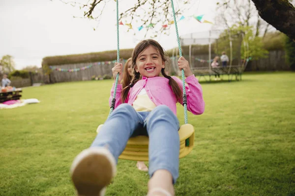 Little Girl Playing Swing While Her Her Mother Helps Pushes — Stock Photo, Image