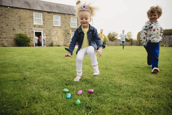 Niños Corriendo Mientras Buscan Con Emoción Huevos Pascua Chocolate —  Fotos de Stock