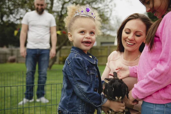 Niña Emocionada Acariciando Conejo Mascota Ourdoors Una Fiesta Pascua Jardín — Foto de Stock