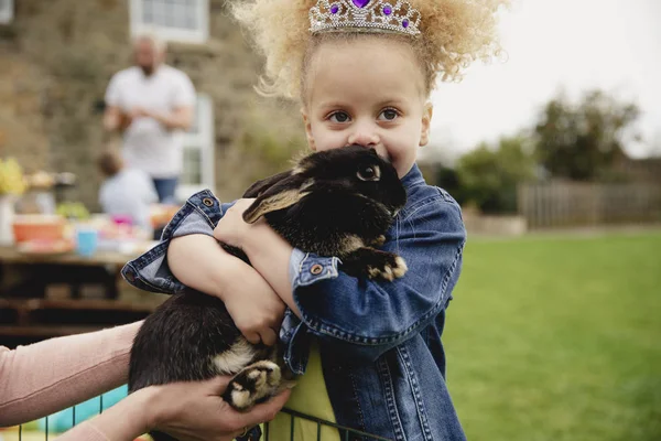 Niña Emocionada Acariciando Conejo Mascota Ourdoors Una Fiesta Pascua Jardín — Foto de Stock