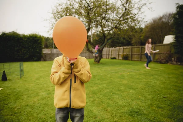 Creatieve Headshot Van Een Jonge Unrecognisabe Jongen Houdt Een Ballon — Stockfoto