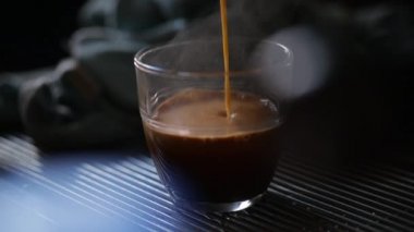 Bir espresso bir müşterinin cam içine dökme.