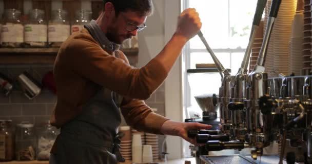 男性バリスタ カフェラテを作る前に コーヒー マシンをクリーニング — ストック動画