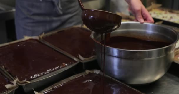 无法辨认的厨师将最后融化的巧克力倒在蛋糕上 — 图库视频影像