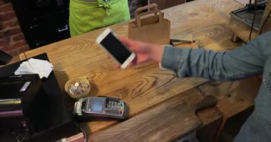 Yiyecek bir kafeden toplarken bir temassız ödeme yapmadan.