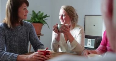 Bir yere kadar olan bir catch kahveden sonra arkadaş küçük bir grup omuz vurdu.