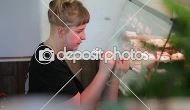 Kek ve kurabiye cam pencere önlerinde üzerinde fiyatları aşağı kadın yazma.