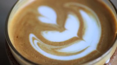 Geriye dönük bir tabloda bir latte görüntüsünü kaydırma.