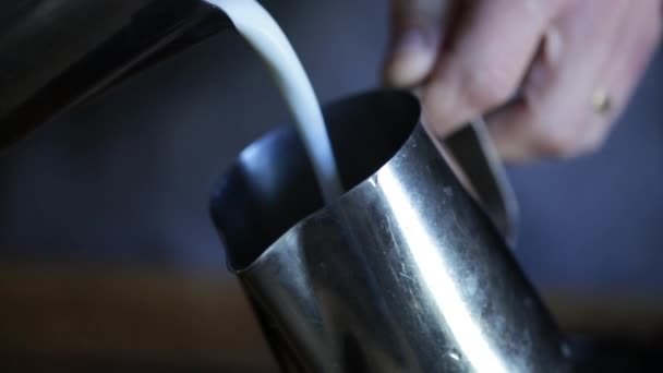 Barista Vertiendo Leche Caliente Una Jarra Leche Cámara Lenta — Vídeos de Stock