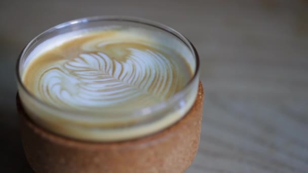 Panorámica Vaso Café Con Leche Sentado Una Mesa — Vídeos de Stock