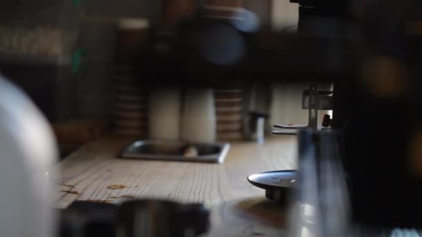 Onherkenbare Persoon Gemalen Koffie Met Een Portafilter Aanstampen — Stockvideo