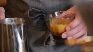 Bir latte sanat kalp şekli oluşturma bir latte süt dökme unrecognisable bir kişi.
