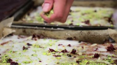 Fıstıklı kek üzerine Antep fıstığı yağmurlama bir şef yakın çekim.