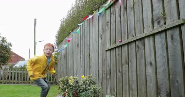 Zeitlupenaufnahme Von Zwei Kleinen Jungen Die Einem Hintergarten Versteckte Schokoladen — Stockvideo