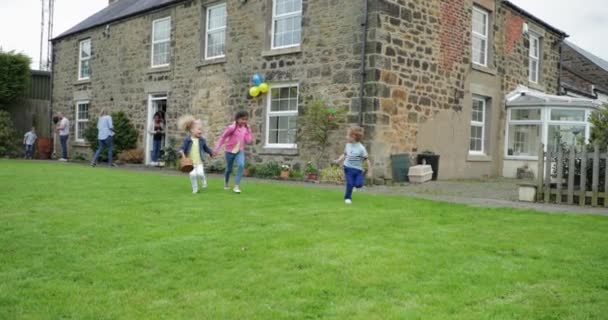 Plan Panoramique Deux Petites Filles Courant Ensemble Dans Jardin Arrière — Video