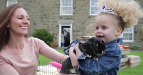 Niña Emocionada Acariciando Conejo Mascota Ourdoors Una Fiesta Pascua Jardín — Vídeos de Stock