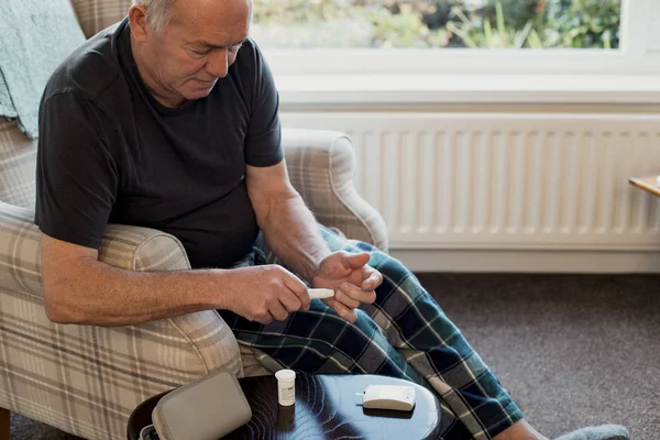 Pria Diabetes Senior Sedang Memeriksa Kadar Glukosa Darahnya Ruang Tamu — Stok Foto