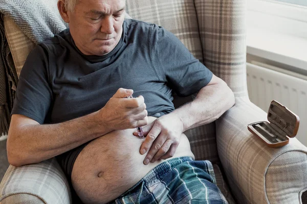 Homem Idoso Com Diabetes Está Injetando Insulina Sua Barriga Casa — Fotografia de Stock