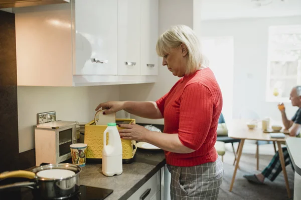 Starsza Kobieta Jest Wprowadzenie Kromki Białego Chleba Toster Domu Jej — Zdjęcie stockowe