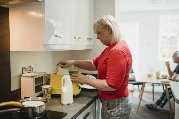 Reife Frau Legt Scheiben Weißbrot Hause Einen Toaster Zum Frühstück — Stockfoto