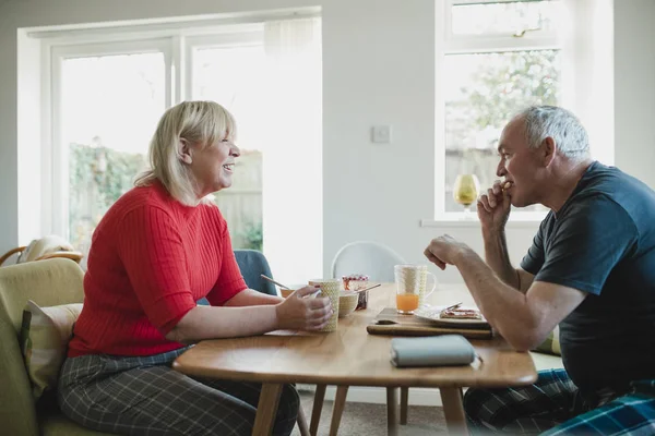 Pareja Madura Están Desayunando Juntos Mesa Comedor Casa — Foto de Stock