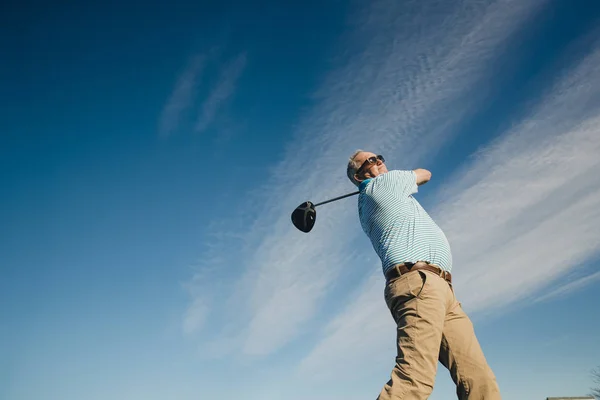 Balle Perspective Plan Homme Âgé Balançant Club Golf — Photo