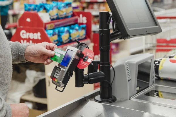 Primer Plano Hombre Mayor Haciendo Pago Sin Contacto Supermercado Hasta —  Fotos de Stock