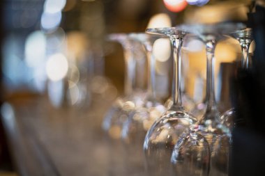 Büyük bir grup boş şarap bardağını tezgahın üzerinde yakın plan çekiyoruz..