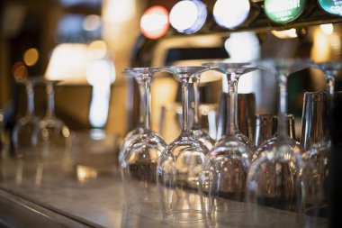Büyük bir grup boş şarap bardağını tezgahın üzerinde yakın plan çekiyoruz..