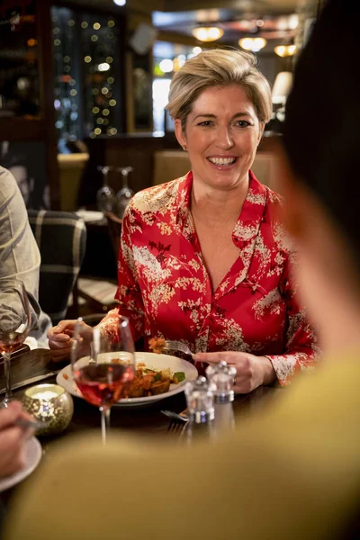 Shoulder View Mature Woman Talking Her Friends Meal Restaurant — Stock Photo, Image