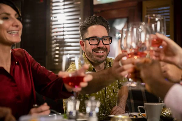 Vrolijke Volwassen Man Heft Zijn Glas Voor Een Feestelijke Toast — Stockfoto