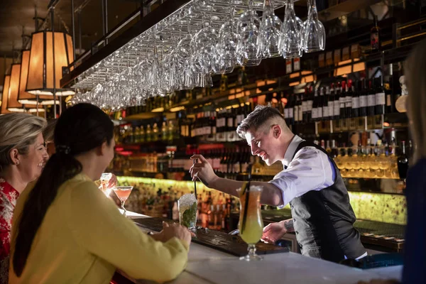 Jovem Barman Fazendo Coquetel Com Uma Coqueteleira Balcão Bar — Fotografia de Stock