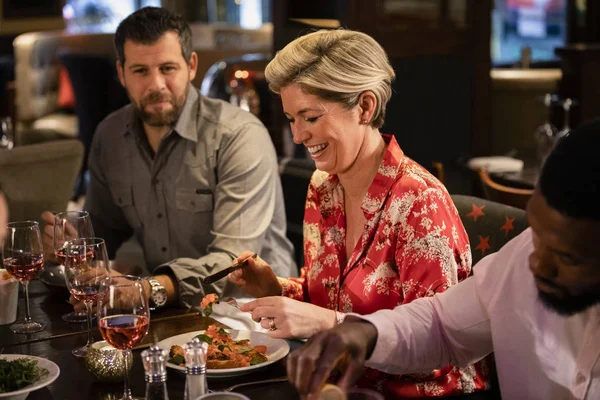 Reife Frau Sitzt Mit Freunden Einem Tisch Einem Restaurant Während — Stockfoto